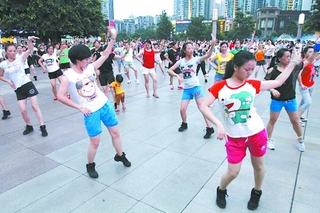 新版观音桥坝坝舞现身 大妈年轻人都爱跳(图)