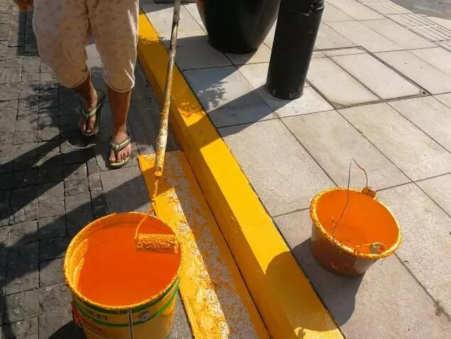 罚200,记3分!解放碑这3条黄实线莫停车_大渝