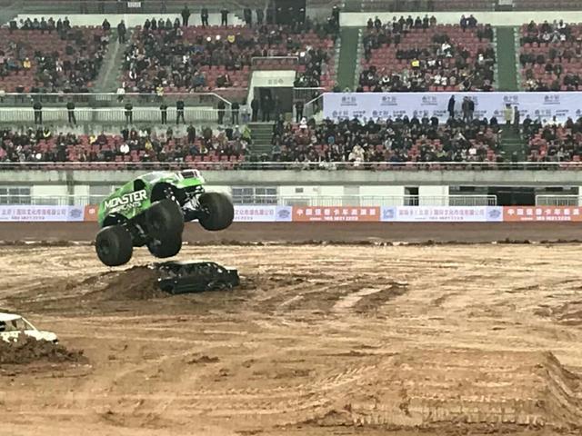 2017中国怪兽卡车表演赛首站来渝 震撼观众神经