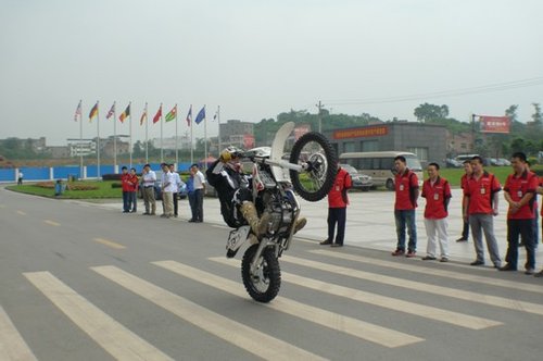仪式后中国鑫源国际越野摩托车队的优秀车手还