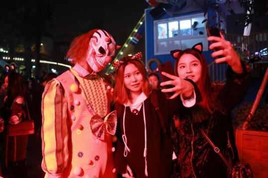 欢乐谷周末迎客数万人 造就重庆最大规模万圣派对 