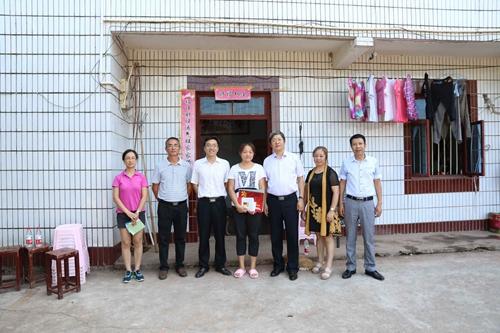 重庆公共运输职业学院送录取通知书进家门