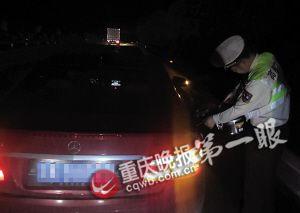奔驰哥高速路拦车加油 茫然苦行3公里没人相信他