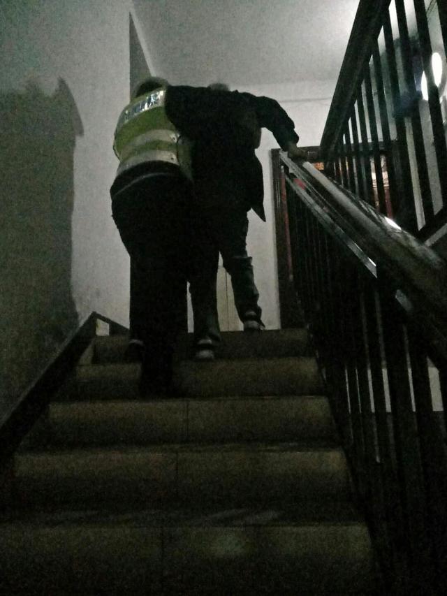 老人散步突然倒地 永川交巡警及时救助