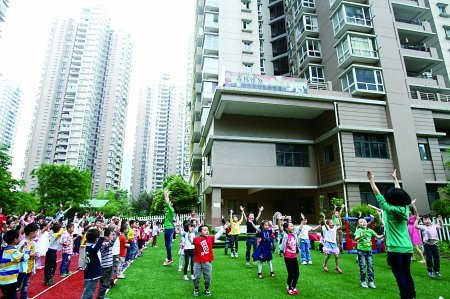 渝北一小区高空抛物 楼下幼儿园孩子安全受威