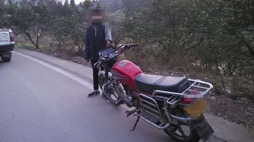 男子无证驾驶摩托车被查获 父亲:抓得好!