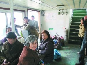 不顾上百乘客安全 客运轮渡怎能运输危险品？