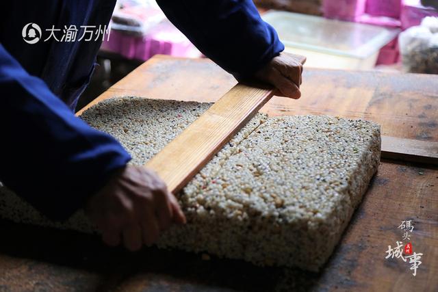 男子卖米花糖日入过万 一天要用50锅白糖