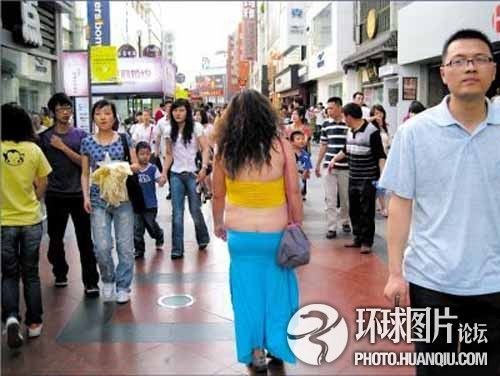 <em>穿内裤</em>乘地铁 盘点全球街头牛人的大胆着装_大