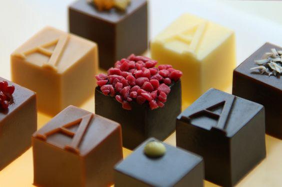 节俭郭天王喜糖花大价钱!Armani巧克力买不起