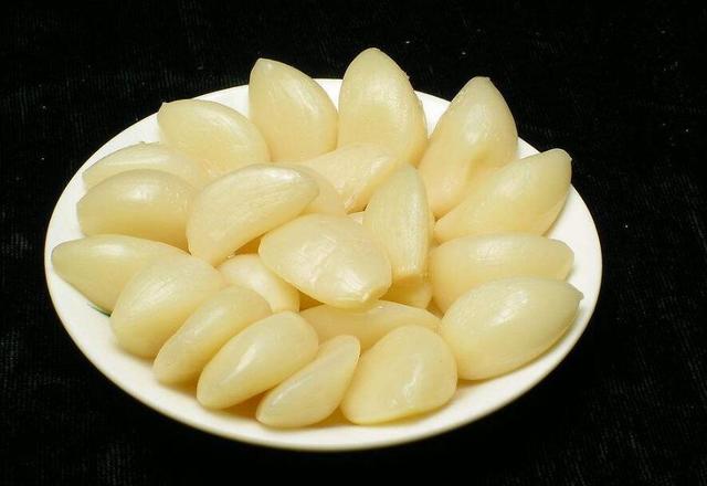 吃肉时不妨吃点蒜 每天三瓣就够了
