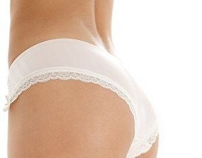 女性的阴道口,尿道口,肛门靠得