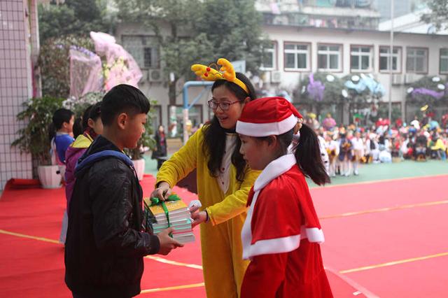 校长当猴王学生扮唐僧 新村小学演童话迎新年