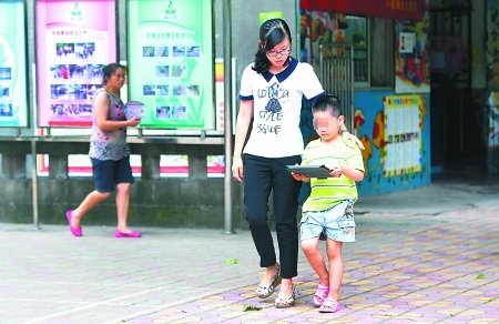 打亲情牌 玩平板电脑都能顺利骗小孩出幼儿园