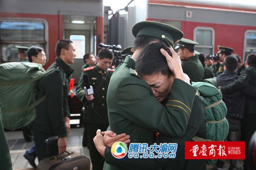 挥泪送兵哥哥 2000退役武警今返乡(图)
