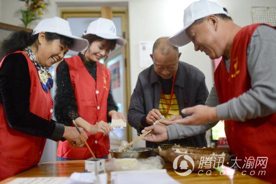 合川开展特色帮扶蓝巾行动 关爱70岁以上独居老人