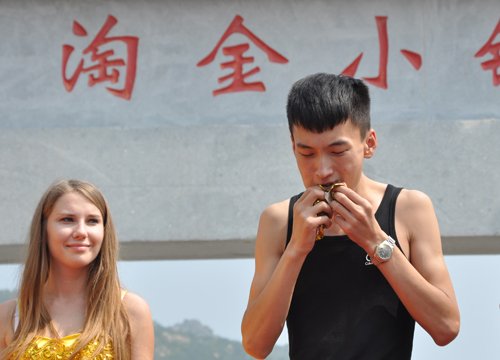 招远黄金花车金光灿灿 俄罗斯美女汉子勇抱游