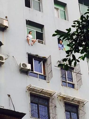 外地搬家回重庆不适应 14岁女孩悬坐7楼窗台欲