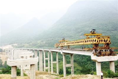 万忠高速万州段最后一幅桥梁开始架设