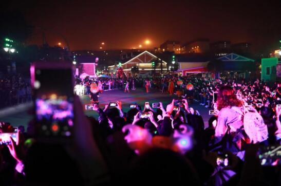 欢乐谷周末迎客数万人 造就重庆最大规模万圣派对 