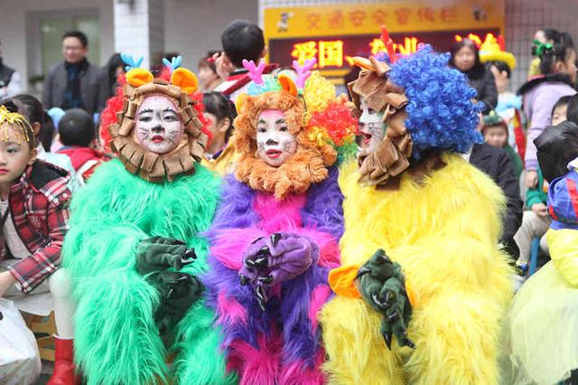 校长当猴王学生扮唐僧 新村小学演童话迎新年