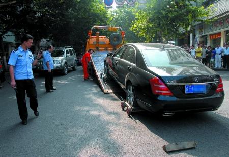 奔驰男不服交巡警指挥 车停路中间锁门离去
