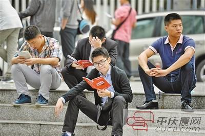 3万人参加重庆公务员公招考试 手机低头族入题