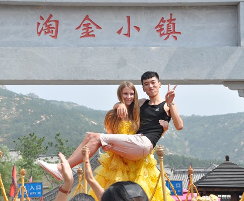 俄罗斯美女汉子勇抱游客