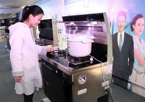 60名用户体验海尔集成灶 爆炒辣椒不被呛