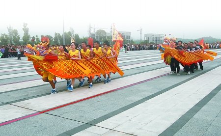 旱地跑龙舟竞争激烈 这个端午耍得嗨(图)