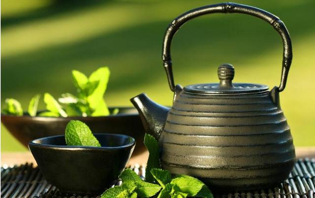 冬季在空调房宜多喝绿茶