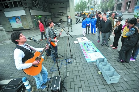 流浪歌手街头巡演募捐 资助21户山区贫困家庭