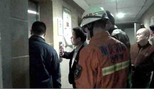 电梯超重未发出警报声 十余人被困有人眩晕