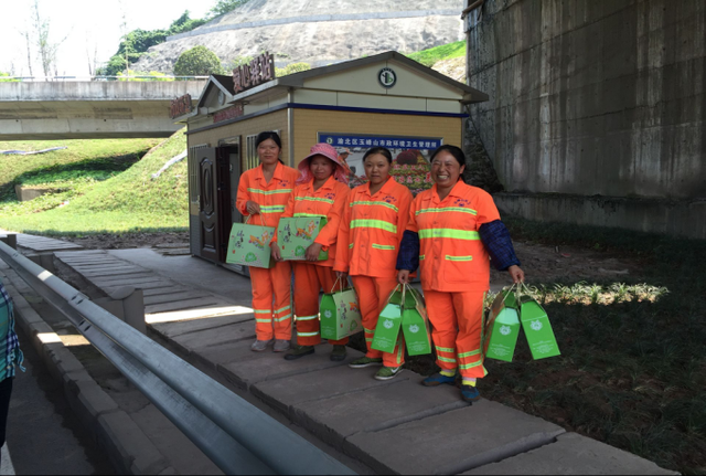 粽情粽义 玉峰山市政环卫所为一线工人送粽子