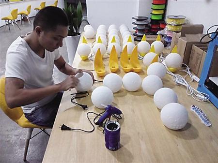3D打印月球灯远销内蒙古 重庆残疾小伙送货上门