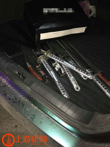在一辆炫酷轿车后备厢内查获了9把刀,司机为了开脱,竟谎称自己是刀具