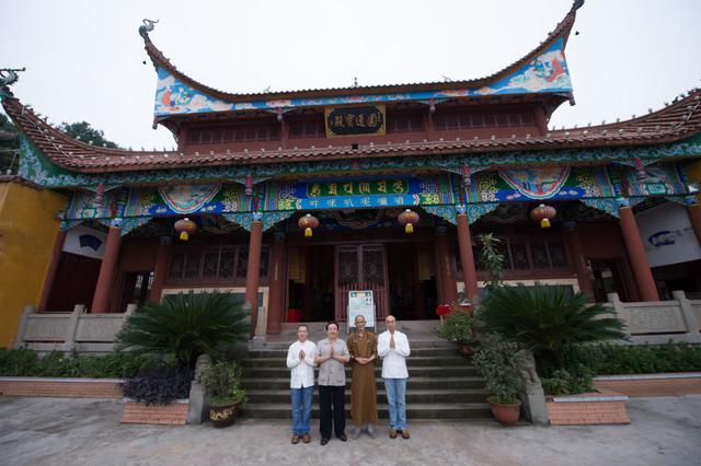 张维新一行来渝参观考察天台寺 重庆又添一新露天大佛