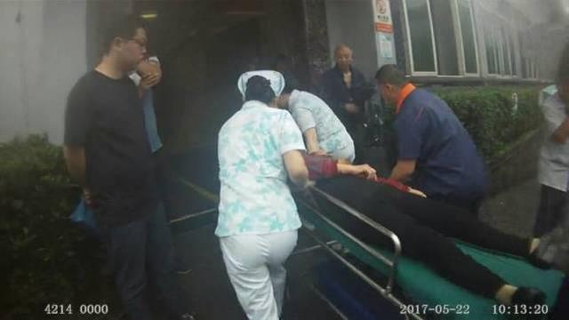 重庆女子突发脑出血命悬一线 交巡警闯红灯逆行开道紧急送医