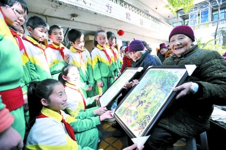 小学生进敬老院给老人捶背