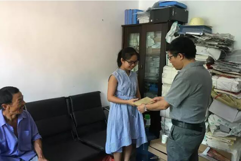 万州区关工委慰问长岭镇困难大学新生