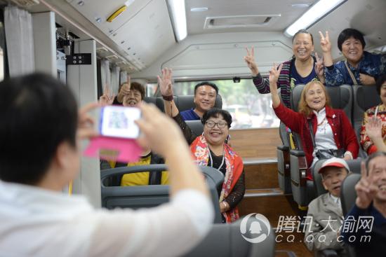 重阳节：社区空巢老人免费乘观光巴士游渝中