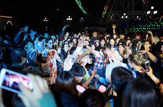 欢乐谷周末迎客数万人 造就重庆最大规模万圣派对 