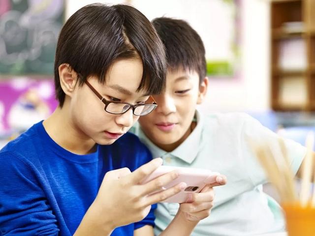 专家建议禁止16岁以下学生使用智能手机