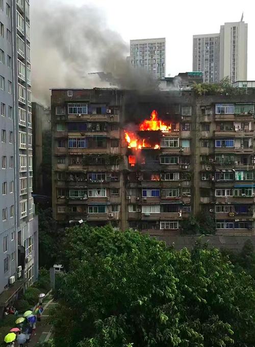 重庆九龙坡区石坪桥一住宅楼起火