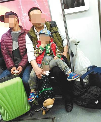 地铁上小男孩穿开裆裤 小弟弟尴尬了一车人