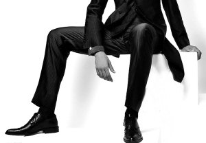 男白领一坐下就不停地抖脚