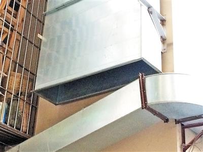 小区建高达数十米烟筒 居民不交物业费表抗议