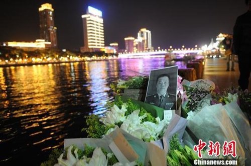 广州跳水救人武警遗体已被发现 市民献花纪念
