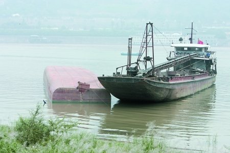 长江嘉陵江交汇处沙船侧翻 两船员失踪(图)