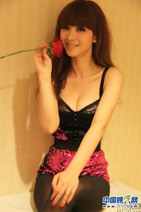 柳岩拍性感<em>写真</em>眼神迷离 蕾丝<em>胸衣</em>秀黑丝美腿